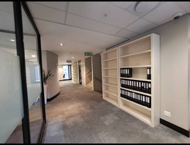 1,252M² OFFICE TO LET IN SANDHURST